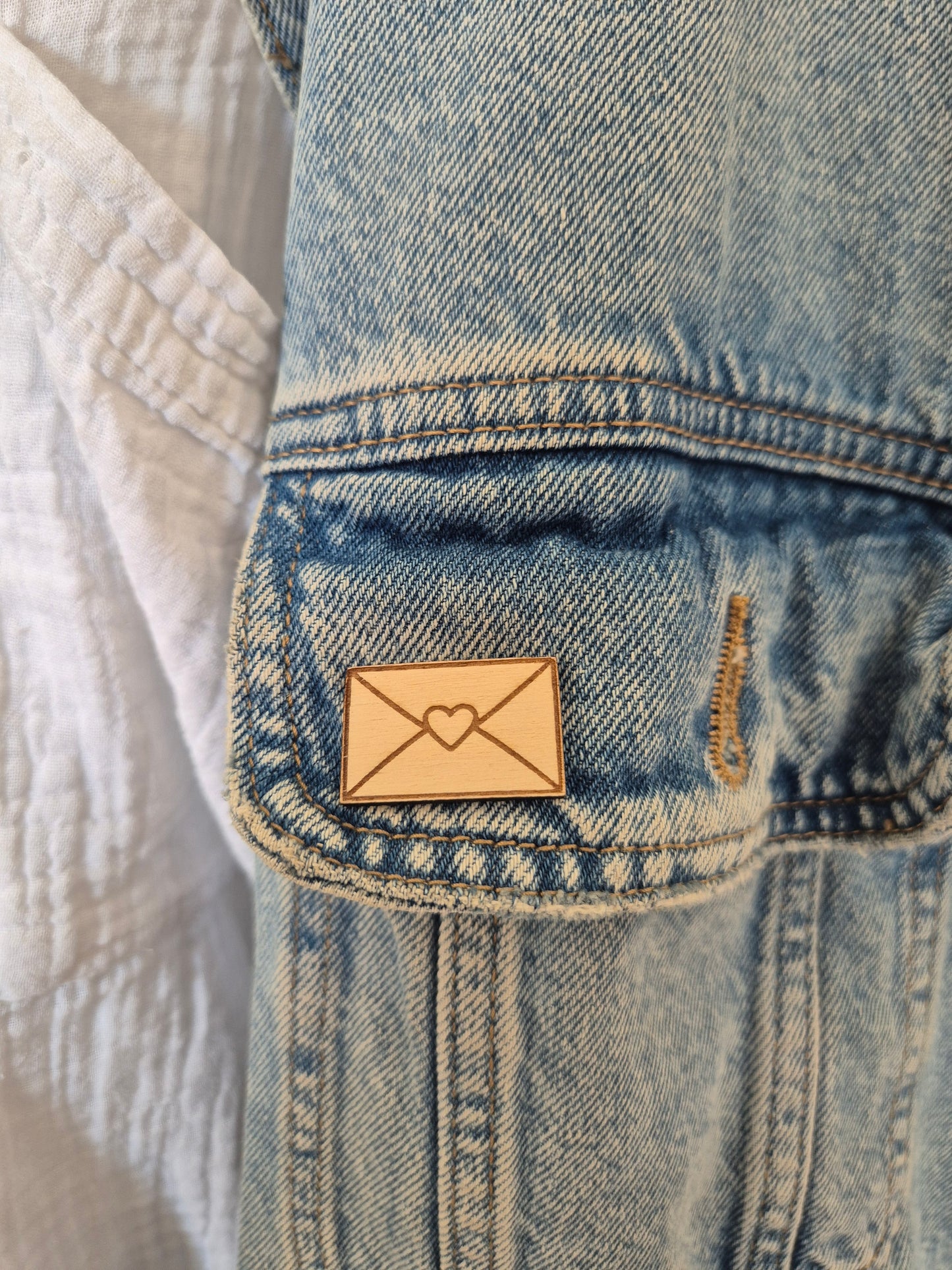 Pins en bois - Enveloppe coeur