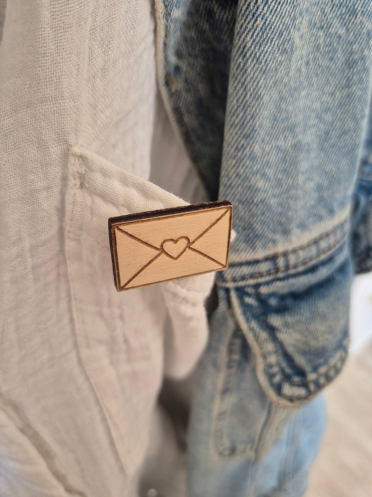 Pins en bois - Enveloppe coeur