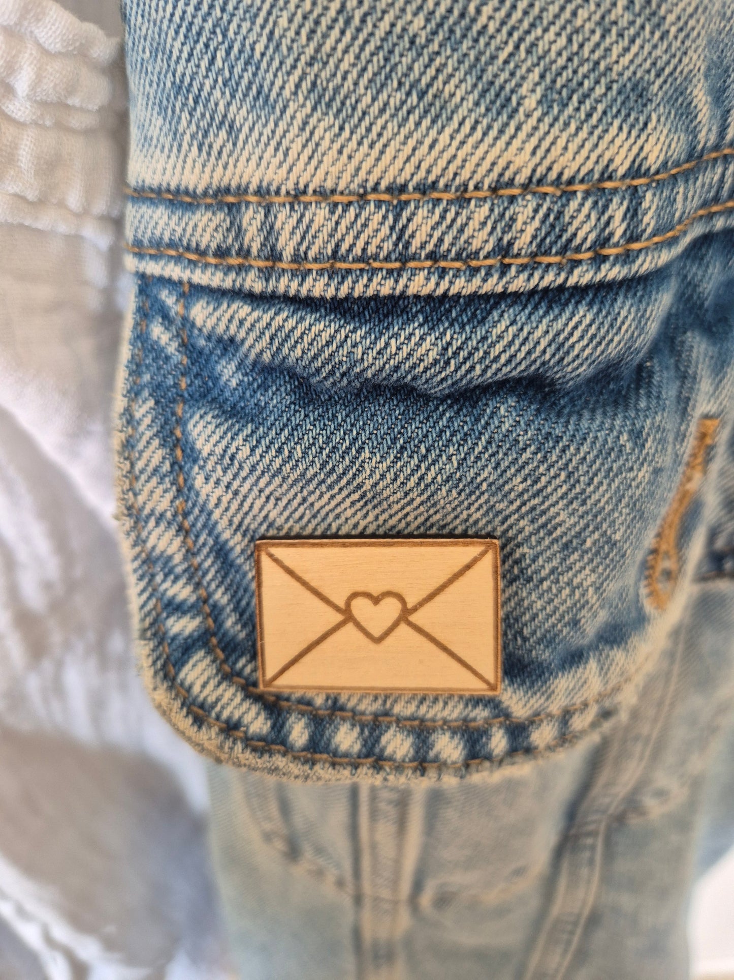 Pins en bois - Enveloppe coeur