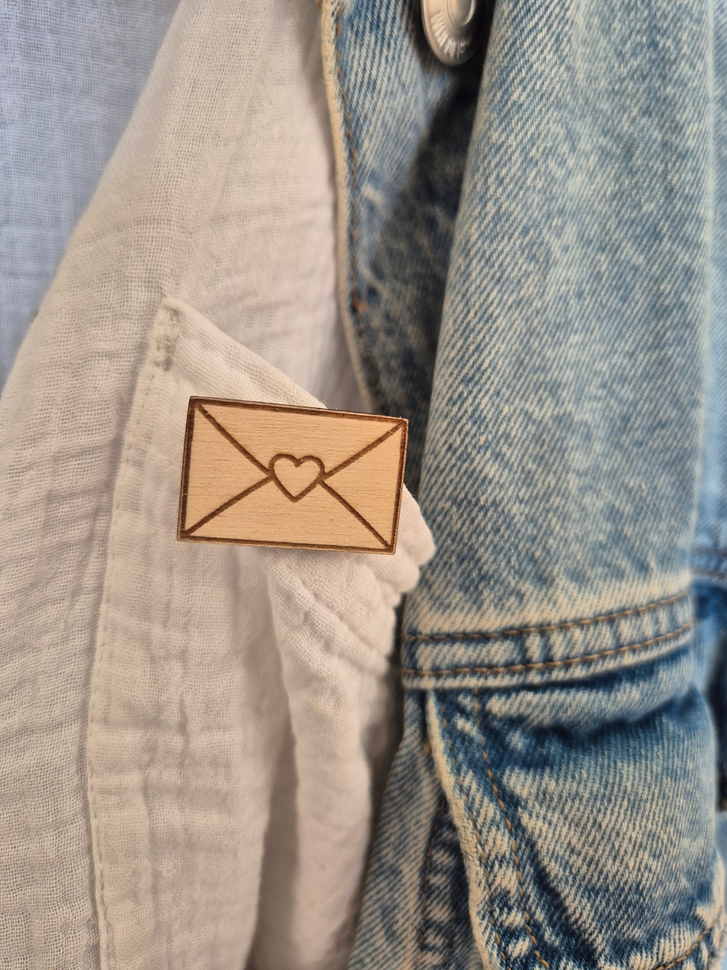 Pins en bois - Enveloppe coeur