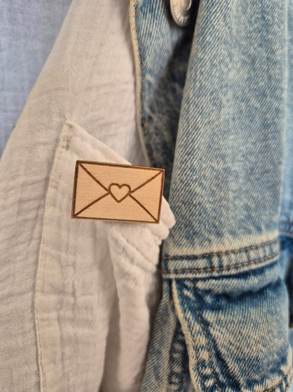 Pins en bois - Enveloppe coeur